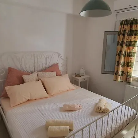 Apartment White House In The Center Of Parikia. *