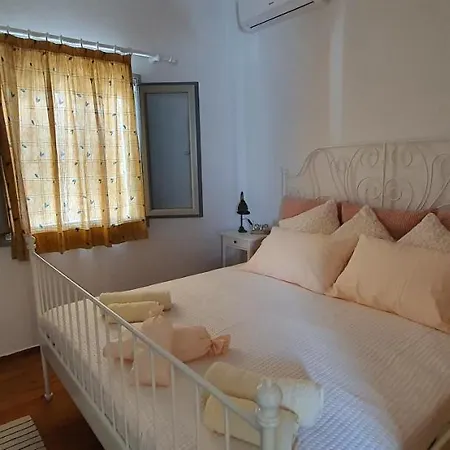 White House In The Center Of Parikia. Apartment *